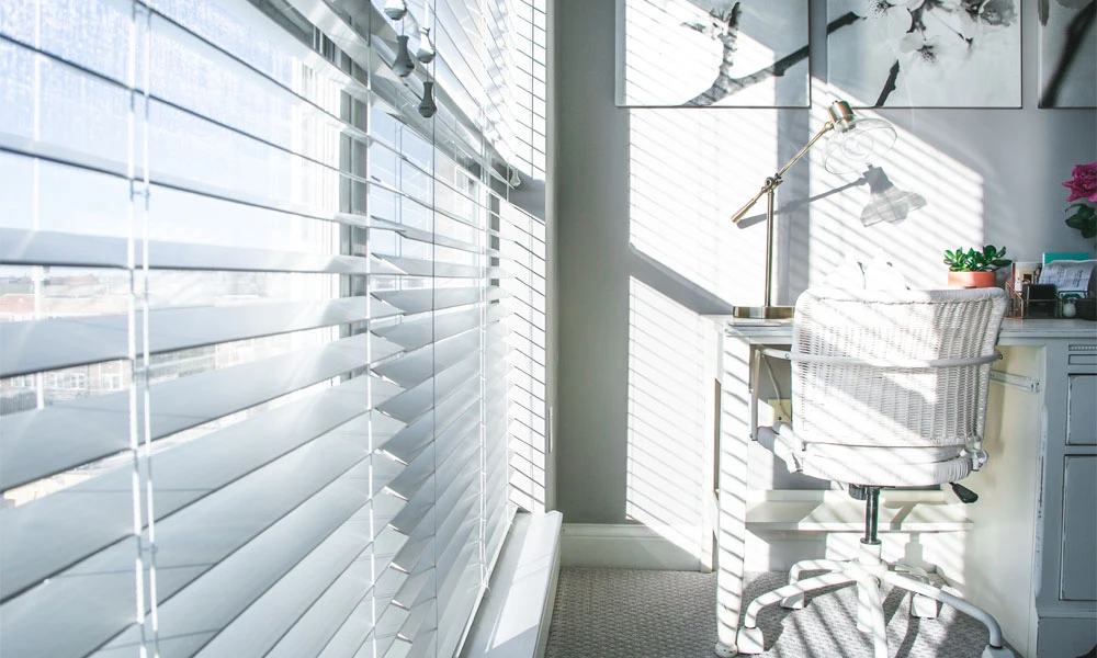 Pose de miroir sur mesure par Savoir Verre